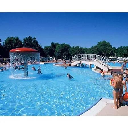 בית נופש In With Swimming Pool